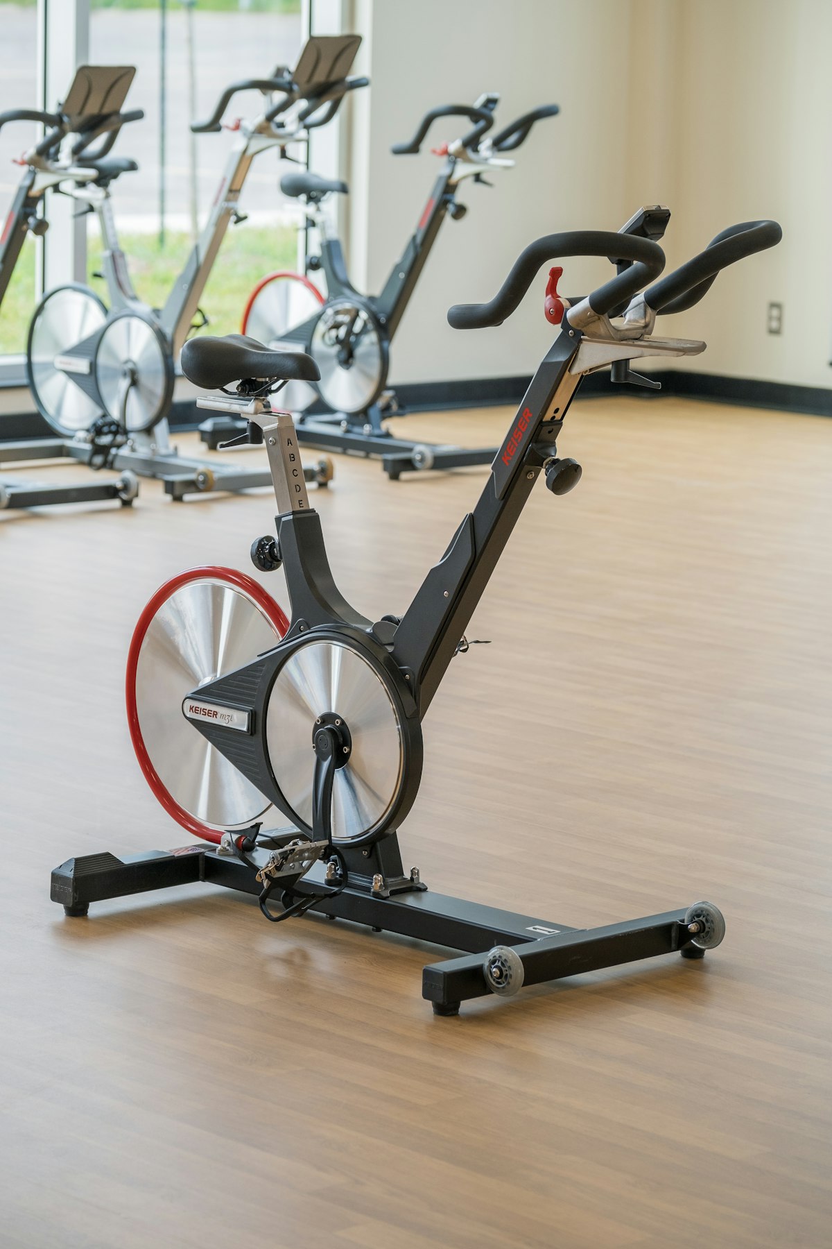 Detalle de bicicleta estática — pedales y cuadro